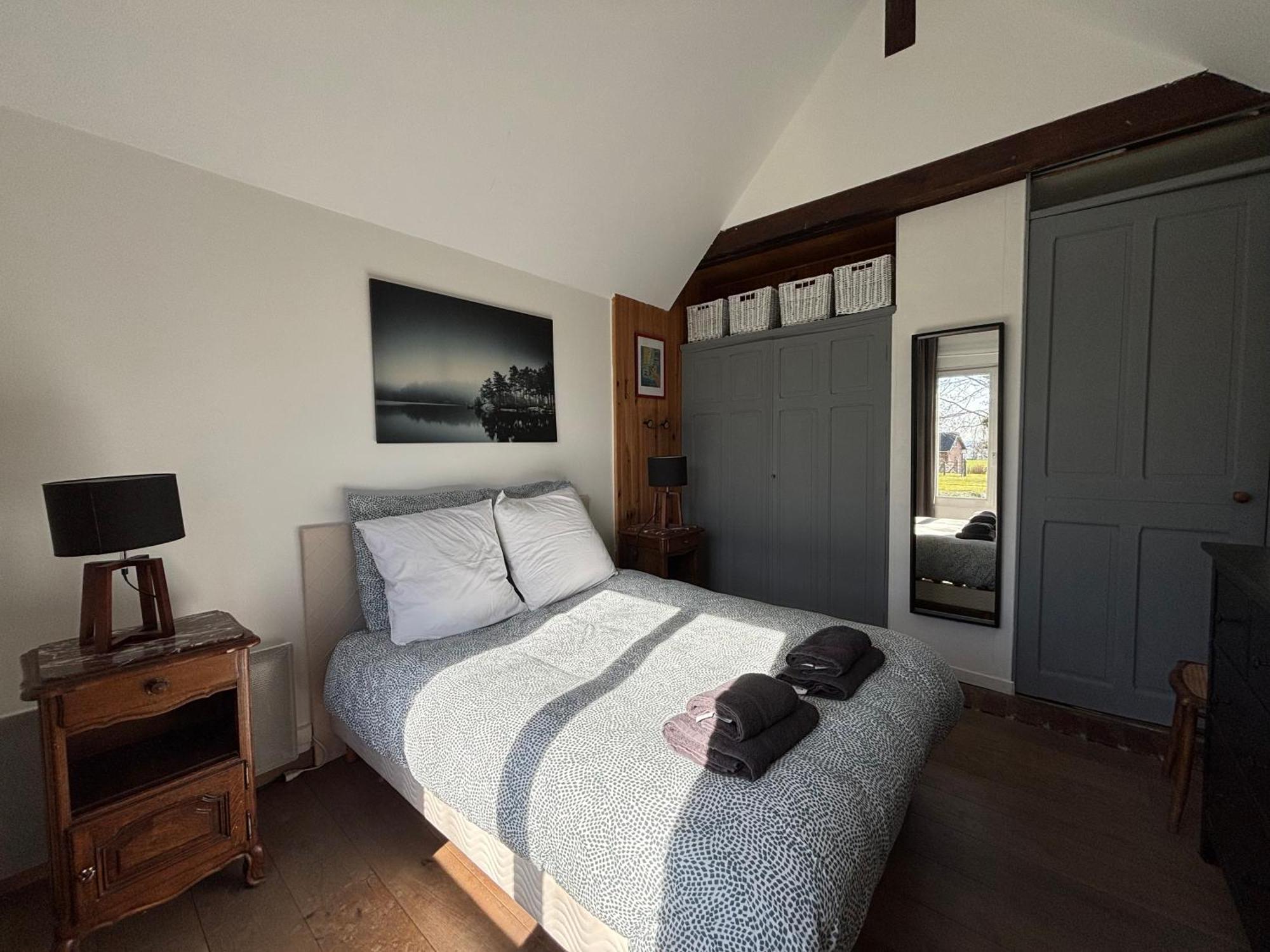 Maison Lumineuse: Spacious Garden Retreat Near Port-en-bessin * Commes