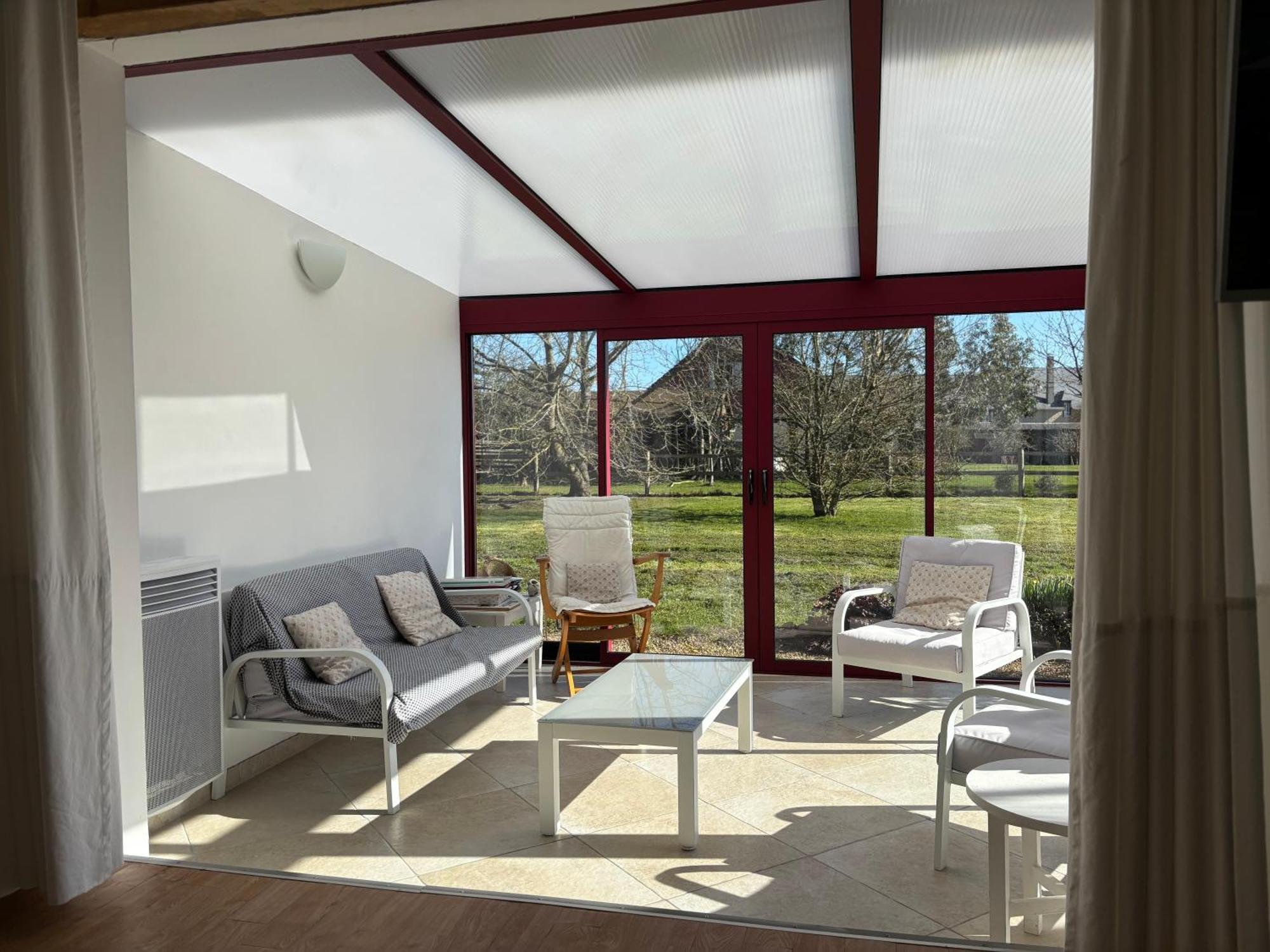 Maison Lumineuse: Spacious Garden Retreat Near Port-en-bessin
