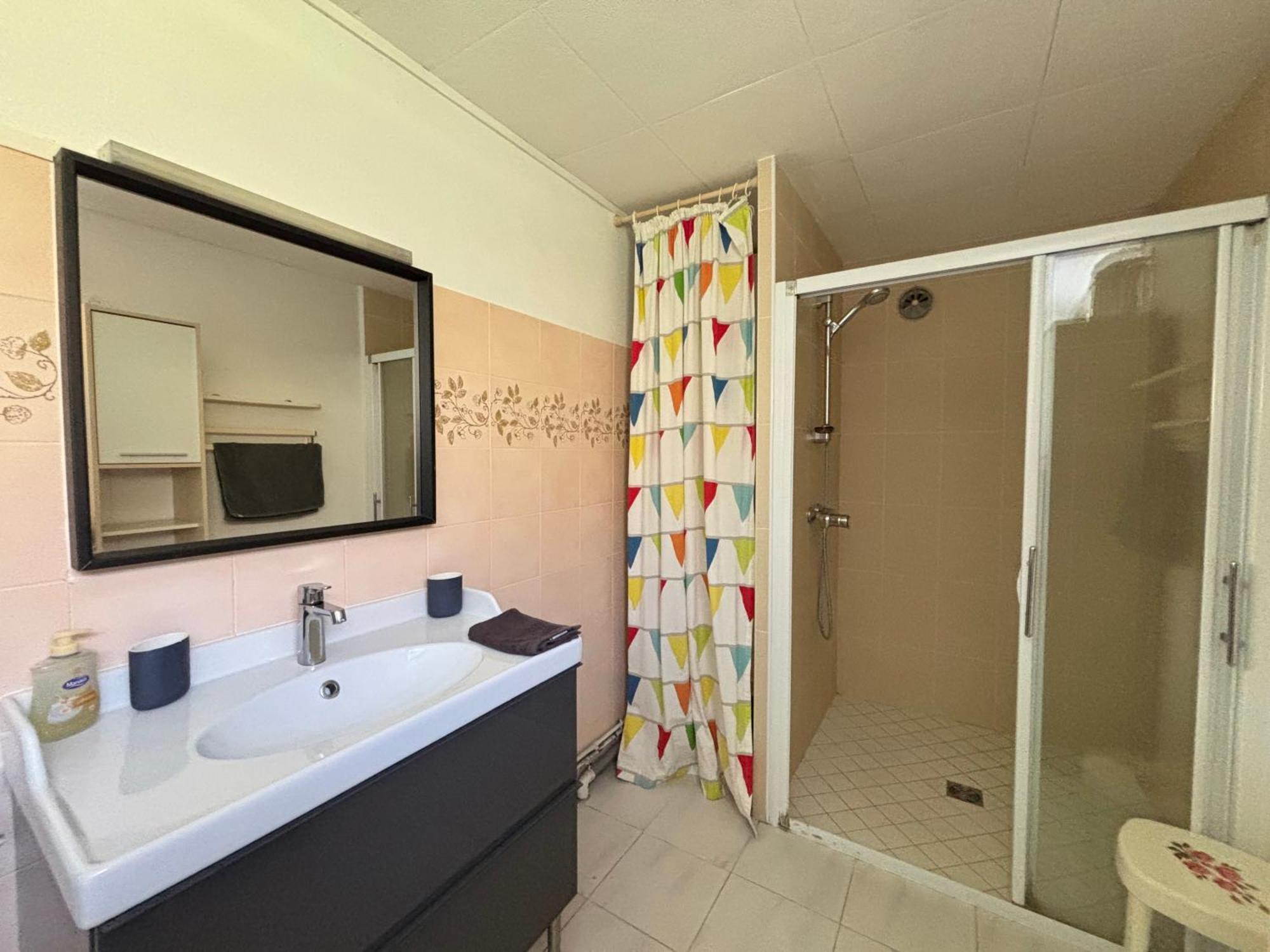 Maison Lumineuse: Spacious Garden Retreat Near Port-en-bessin * Commes