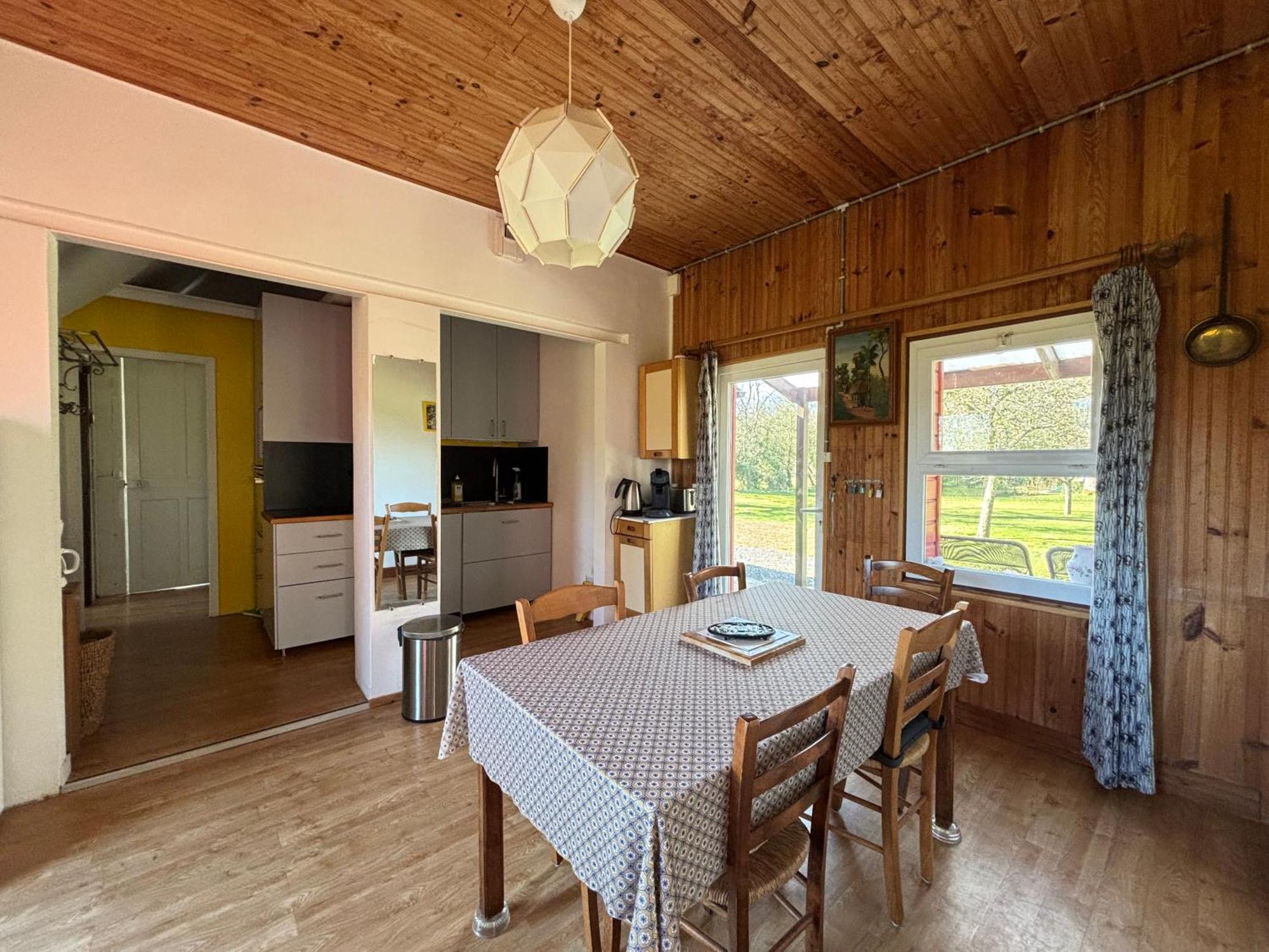 Holiday home Maison Lumineuse: Spacious Garden Retreat Near Port-en-bessin