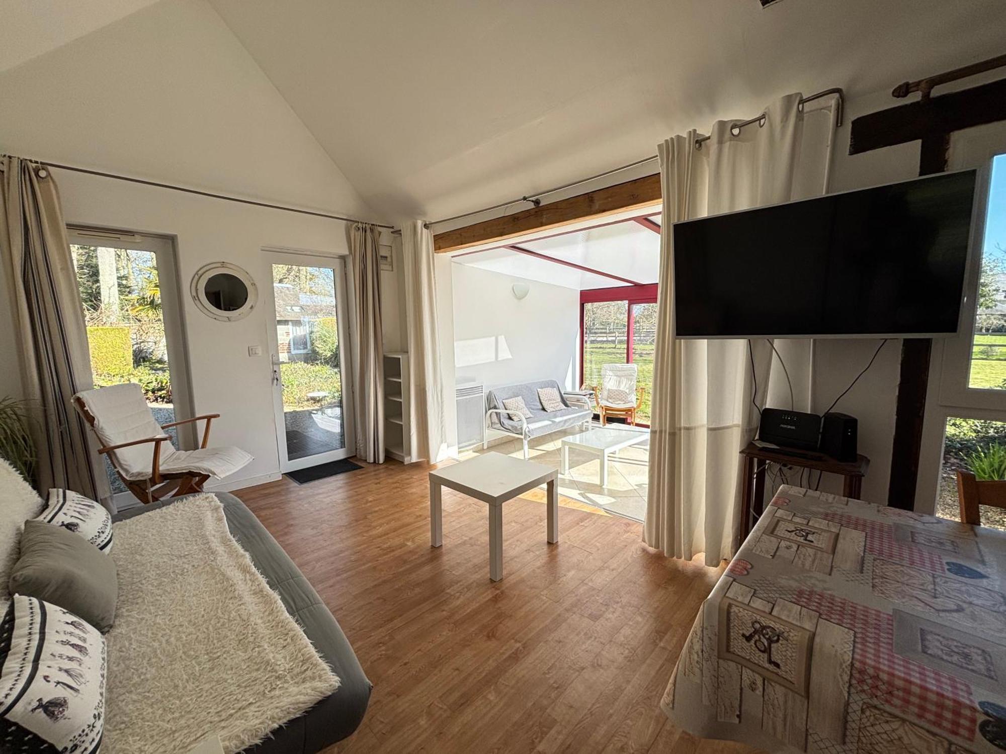 Maison Lumineuse: Spacious Garden Retreat Near Port-en-bessin * Commes