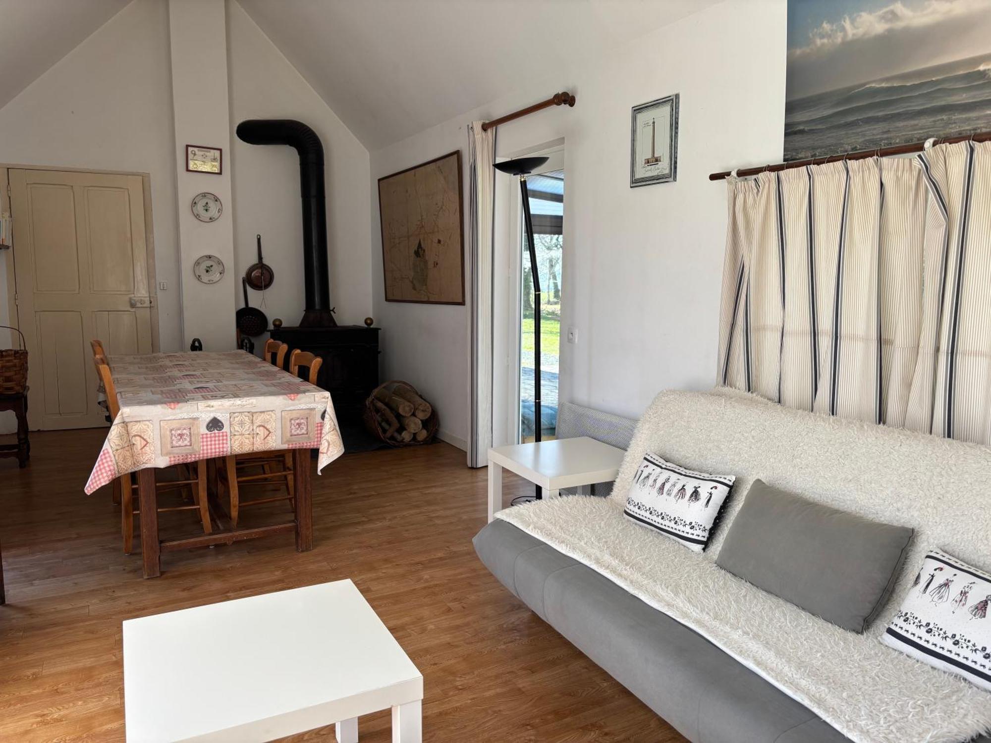 Maison Lumineuse: Spacious Garden Retreat Near Port-en-bessin Holiday home